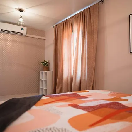 Lovely 2-Bedroom Apartment In Downtown, Otrobanda